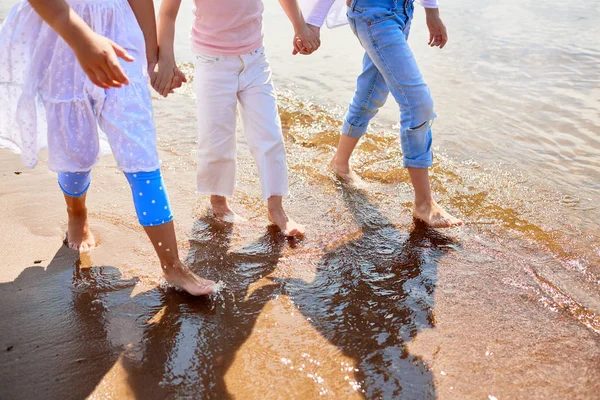 Boso Dziewczyny Chodzić Dół Piaszczystej Plaży Wzdłuż Wybrzeża Ciepłej Wodzie — Zdjęcie stockowe
