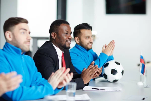 Elegáns Labdarúgó Edző Játékosok Taps Kéz Beszéd Konferencia Után Sportruházat — Stock Fotó