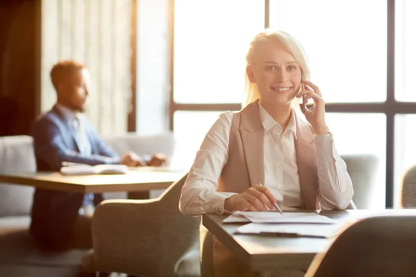 Junger Manager Oder Agent Blickt Die Kamera Während Tisch Café — Stockfoto