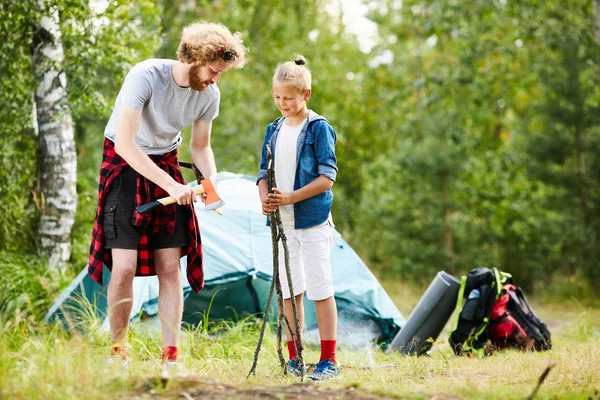 Kleiner Junge Mit Stöcken Hört Wie Sein Vater Erklärt Wie — Stockfoto