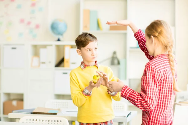 Due Piccoli Compagni Classe Discutono Delle Dimensioni Qualcosa Durante Pausa — Foto Stock