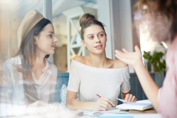 Grupo Estudantes Amigáveis Discutindo Ideias Criativas Enquanto Prepara Para Seminário — Fotografia de Stock