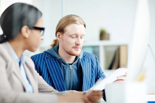 Empresario Trabajando Con Colega Durante Una Reunión — Foto de Stock