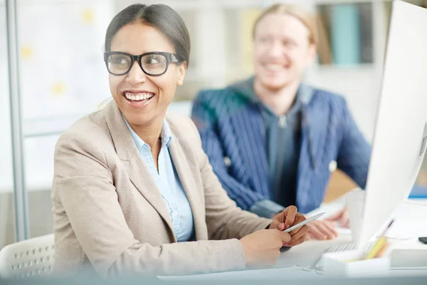 Geschäftsfrau Sitzt Schreibtisch Und Lächelt Während Eines Meetings — Stockfoto