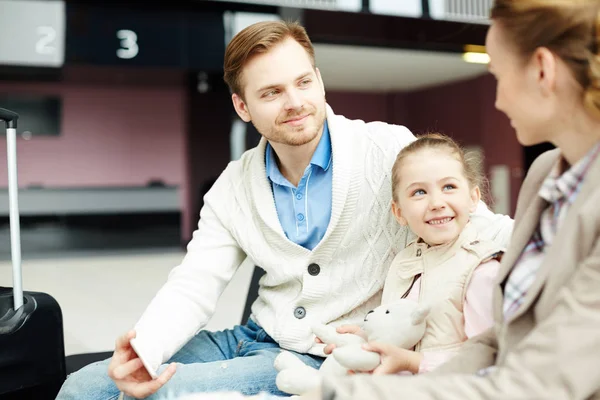 Gelukkig Klein Meisje Haar Ouders Hebben Praten Tijdens Het Wachten — Stockfoto