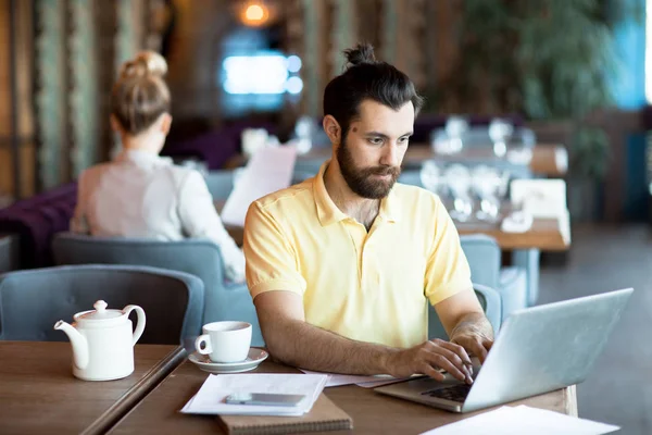 Geschäftiger Junger Mann Gelbem Hemd Sitzt Tisch Vor Dem Laptop — Stockfoto