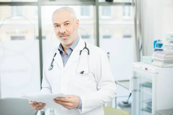 Mogen Klinikern Söker Igenom Medicinska Papper Medan Förbereder För Möten — Stockfoto