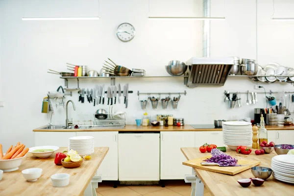 Kuchyň Moderní Restaurace Řadou Nádobí Čerstvé Zeleniny Tabulkách — Stock fotografie