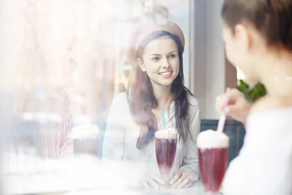 Joven Mujer Con Estilo Sus Amigos Sentados Cafetería Tomar Cócteles — Foto de Stock