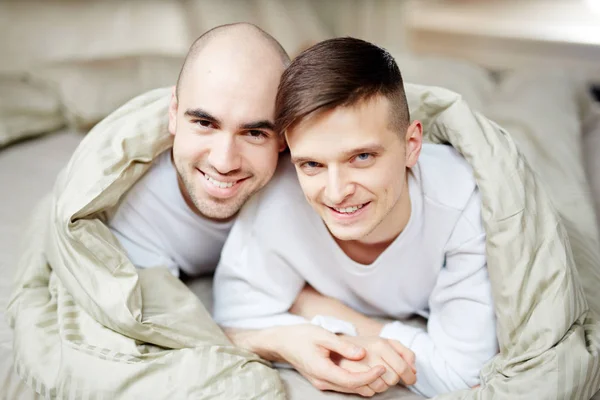 Alegre Jovem Gay Casal Deitado Cama Envolto Cobertor Ter Descanso — Fotografia de Stock