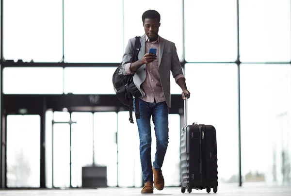 Νέοι Κινητό Ταξιδιώτη Smartphone Σακίδιο Και Βαλίτσα Περπατώντας Αεροδρόμιο Και — Φωτογραφία Αρχείου