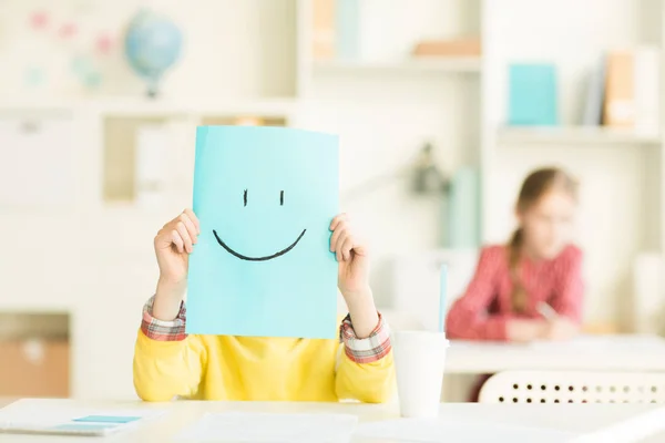 Colegial Sosteniendo Hoja Papel Con Sonrisa Dibujada Frente Cara Lección — Foto de Stock