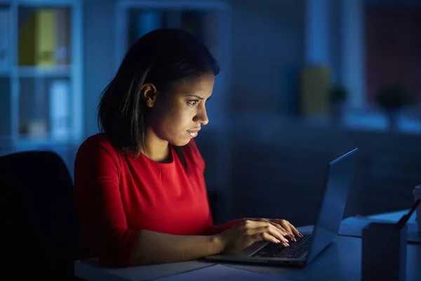 Jonge Manager Zittend Haar Werkplek Typen Laptop — Stockfoto