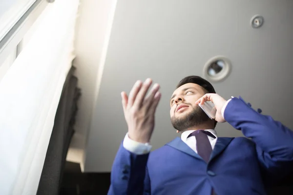 Debajo Vista Confianza Joven Hombre Negocios Traje Telefoneando Oficina Mientras —  Fotos de Stock