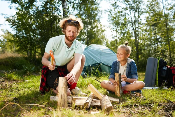 Szczęśliwy Mało Boyscout Patrząc Ojca Przygotowanie Drewna Ognisko Słoneczny Dzień — Zdjęcie stockowe