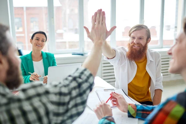 Tevreden Ondernemers Geven Vijf Aan Elkaar Tijdens Een Vergadering — Stockfoto