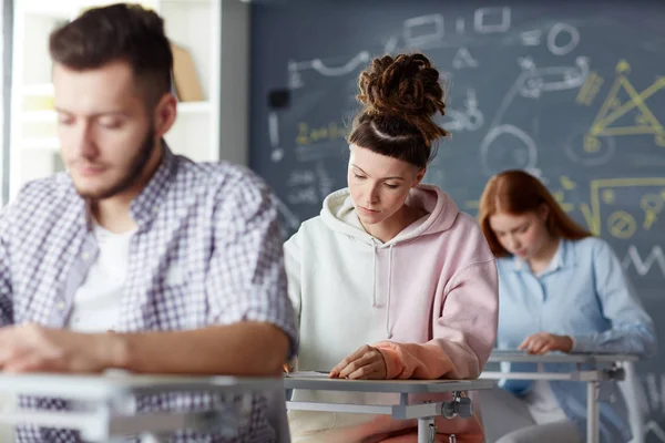 Fila Compañeros Grupo Universidad Escribiendo Prueba Examen Final Por Escritorios — Foto de Stock