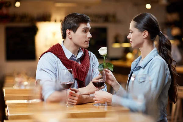 可爱的情侣在餐厅庆祝情人节 — 图库照片