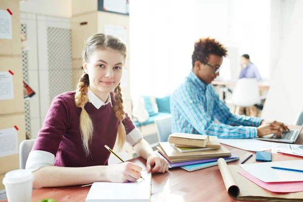 Fille Intelligente Regardant Caméra Tout Prenant Des Notes Préparant Affectation — Photo