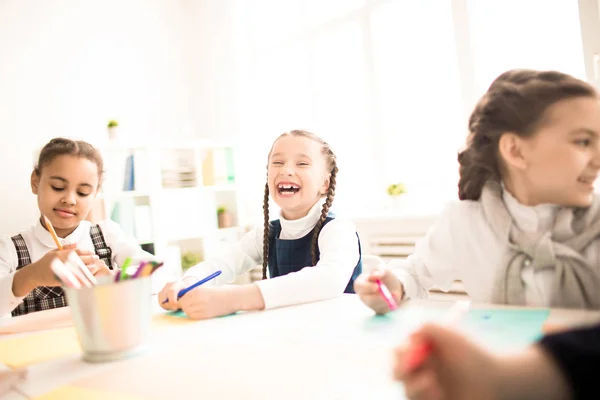 Chica Feliz Sentada Mesa Riendo Entre Sus Compañeros Clase — Foto de Stock