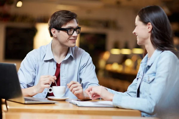 Zakenman Zakenvrouw Zaken Bespreken Tijdens Lunch — Stockfoto