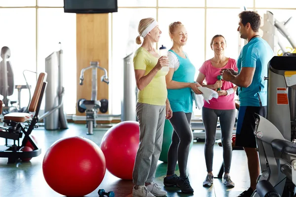 Team Sporty Senior Women Discussing Workout Results Success Coach Gym — Stock Photo, Image