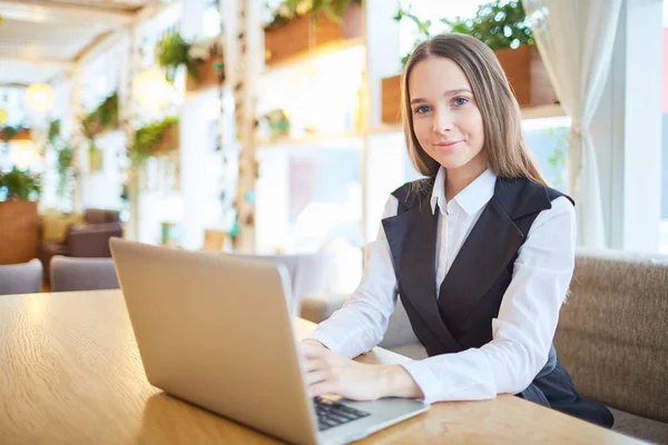 Portret Van Zakenvrouw Werken Haar Laptopcomputer — Stockfoto