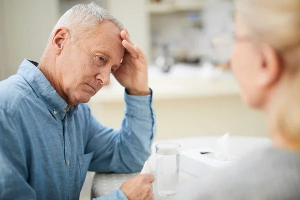 Gespannen Angstig Senior Man Leunend Door Zijn Hand Zittend Door — Stockfoto