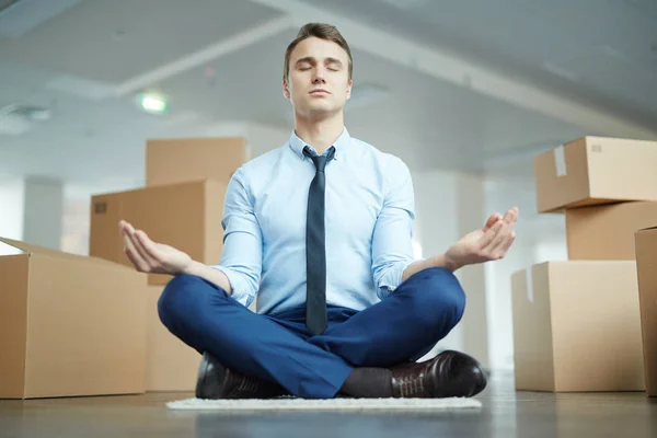 Jovem Gerente Formalwear Sentado Chão Pose Lótus Meditando Após Dia — Fotografia de Stock