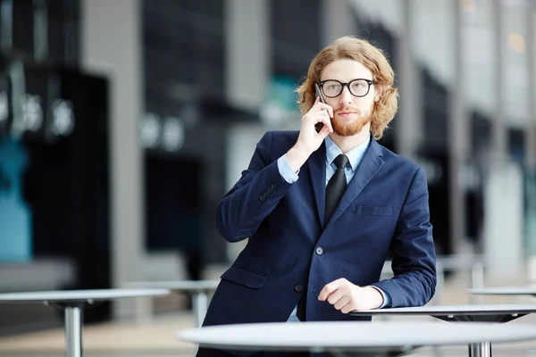 Ernstige Zakenman Met Smartphone Maken Oproep Tot Een Van Zijn — Stockfoto