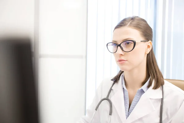 Unga Kvinnliga Läkaren Whitecoat Och Glasögon Consulting Patienter Online Moderna — Stockfoto