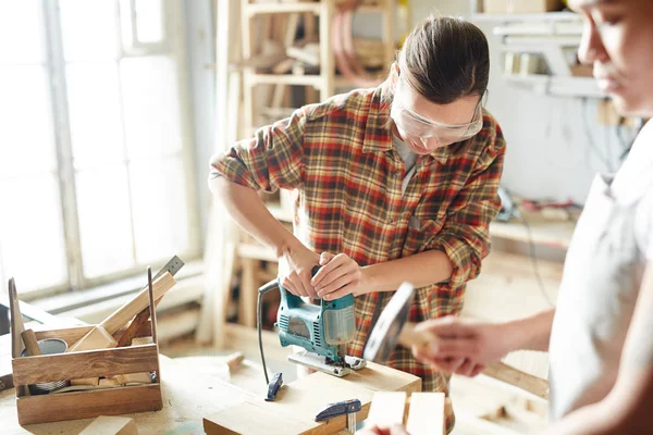 Uno Falegnami Donne Che Lavorano Con Traforo Elettrico Banco Lavoro — Foto Stock