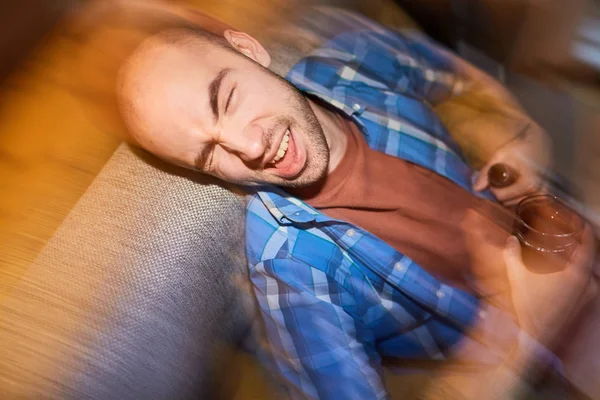 Hombre Divirtiéndose Una Fiesta Está Bebiendo Vino — Foto de Stock