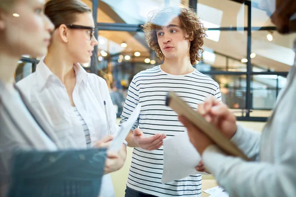 Gruppe Junger Kreativer Designer Steht Büro Kreis Brainstorming Und Diskussion — Stockfoto