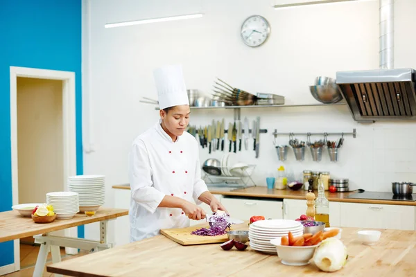 Jovem Mulher Uniforme Chef Cortando Repolho Para Salada Legumes Sopa — Fotografia de Stock