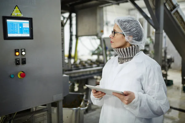 Personal Fábrica Alimentos Uniforme Protección Mirando Pantalla Con Información Regulación —  Fotos de Stock
