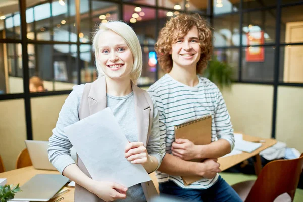 Gelukkig Jonge Ontwerpers Smart Casual Kijken Camera Terwijl Werkt Office — Stockfoto