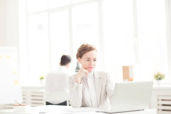 Ung Affärskvinna Arbetar Sin Laptop Kontoret — Stockfoto