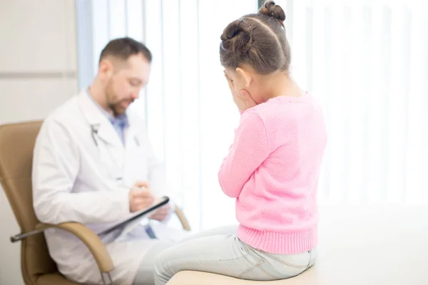 Meisje Bang Voor Slechte Diagnose Terwijl Kinderarts Maken Van Voorschriften — Stockfoto