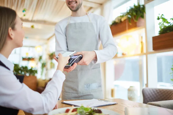 Mujer Pagando Por Comida Través Smartphone Restaurante — Foto de Stock