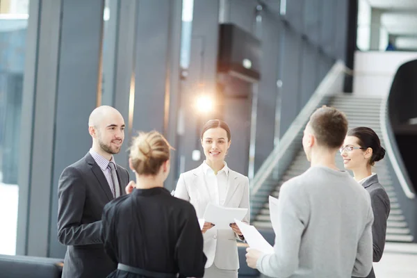 Gruppe Junger Mitarbeiter Formalbekleidung Steht Kreis Der Flughafenlounge Und Diskutiert — Stockfoto