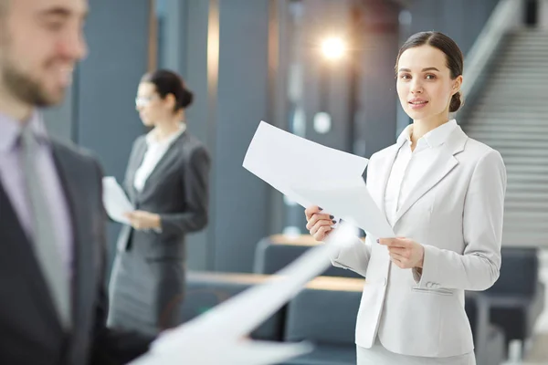 Junge Hübsche Ökonomin Mit Papieren Die Während Der Arbeit Vor — Stockfoto