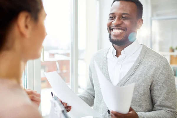 Glad Kontorspersonal Med Papper Tittar Kollega Med Smile Diskussion — Stockfoto