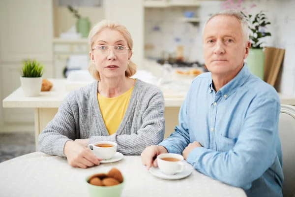 Coppia Pensione Che Guarda Mentre Sei Seduto Tavola Bevi Con — Foto Stock