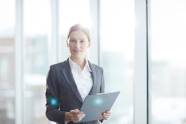 Joven Maestra Empresaria Con Portapapeles Haciendo Informe Seminario Oficina Auditorio — Foto de Stock