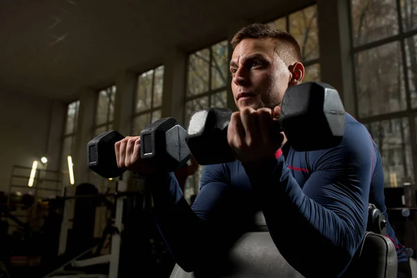 Atlet Muda Kontemporer Memegang Dumbel Berat Kedua Tangan Sambil Berolahraga — Stok Foto