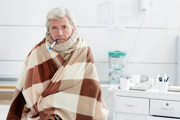Portret Senior Pacjenta Pokryte Kratę Gospodarstwa Termometr Ustach — Zdjęcie stockowe