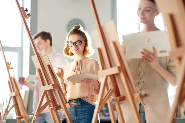 Dos Alunos Escola Pintura Olhando Para Câmera Frente Cavalete Com — Fotografia de Stock