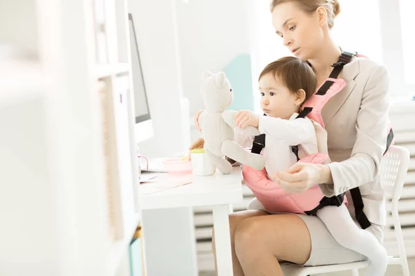 Adorable Baby Girl Playing Teddy While Sitting Carrier Her Business — Stock Photo, Image