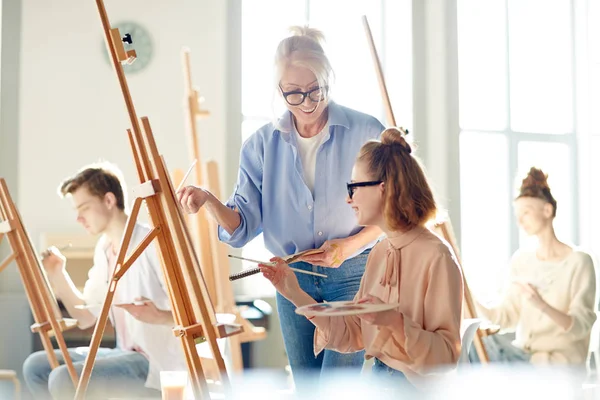 Mladý Student Učitel Školy Umění Diskutovat Kreativní Myšlenky Nové Malby — Stock fotografie